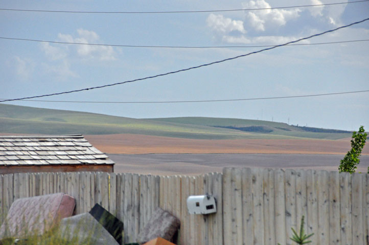 Mailbox, Shed, Fence, Line and Field
