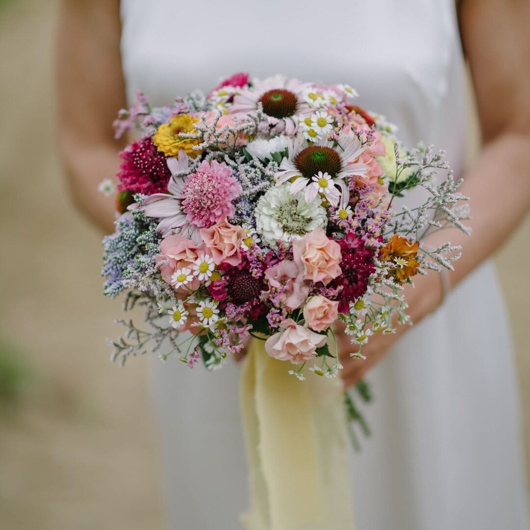 Calling all adventurous souls ready to infuse their wedding day with bursts of vibrant color and untamed beauty! 
-
@funkybird_photography
@trouwenintoscane
-
#floristinflorence #florenceflowerschool #funkybird #funkybirdfirenze #sposi2024 #Wildflowe