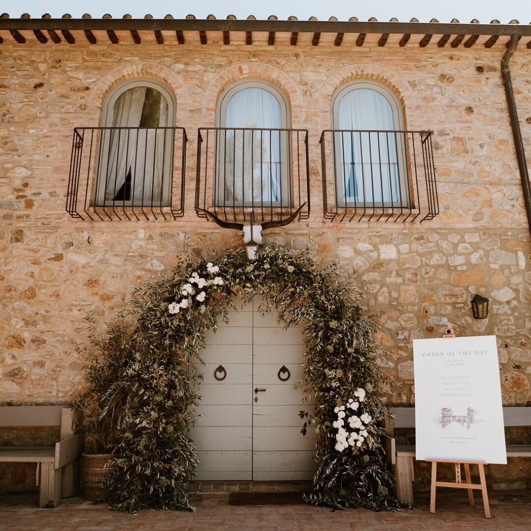 Find new ways to communicate your love through the right flowers!
⠀⠀⠀⠀⠀⠀⠀⠀⠀
We&rsquo;ll help you out by discovering them together and creating new atmospheres in an ancient and magic land as Tuscany 🫒🌾 
⠀⠀⠀⠀⠀⠀⠀⠀⠀
@lucydennisphotography 
@sebires
@i