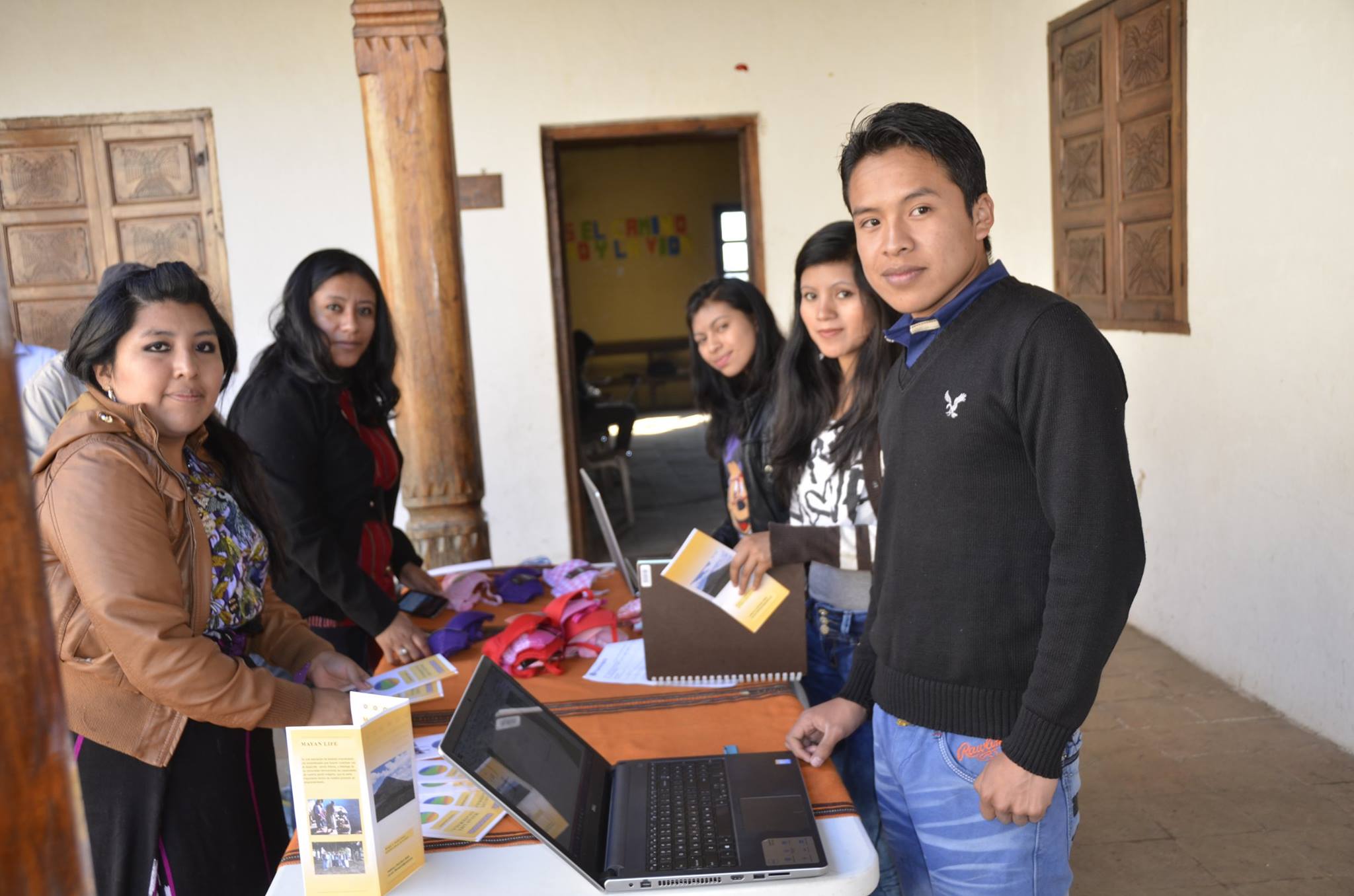 Lola con jovenes emprendendores de Starfish 