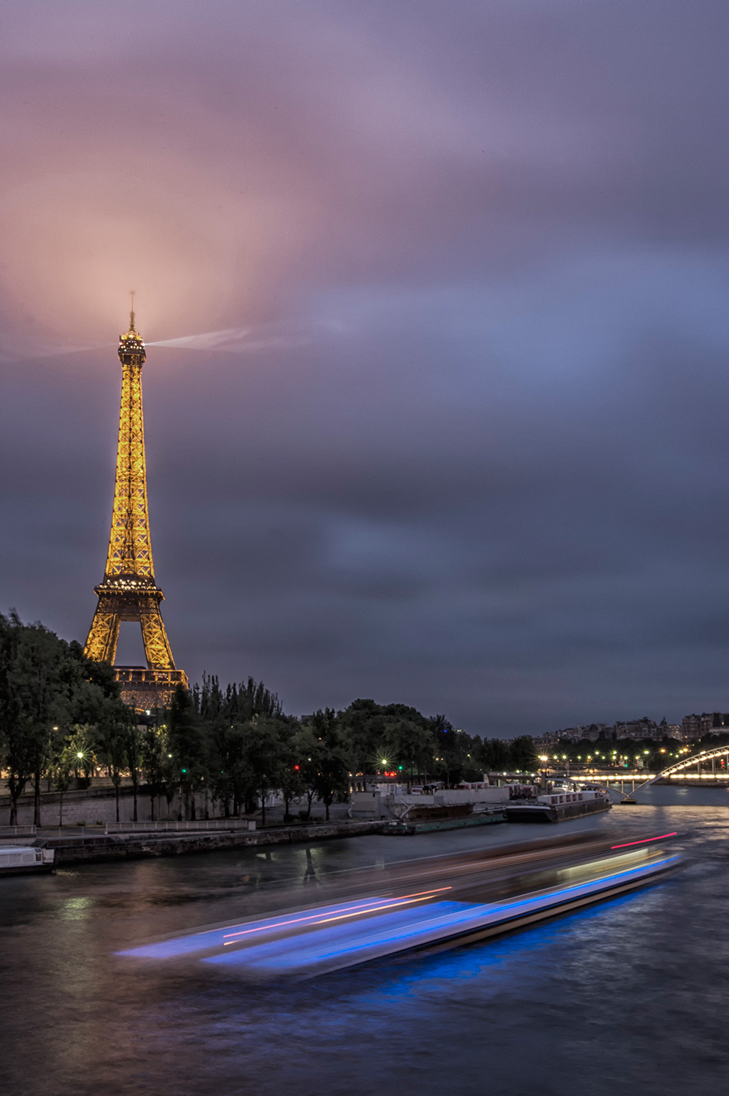 kp-eiffel-tower-and-waterscape-at-night_24-105mm.jpg