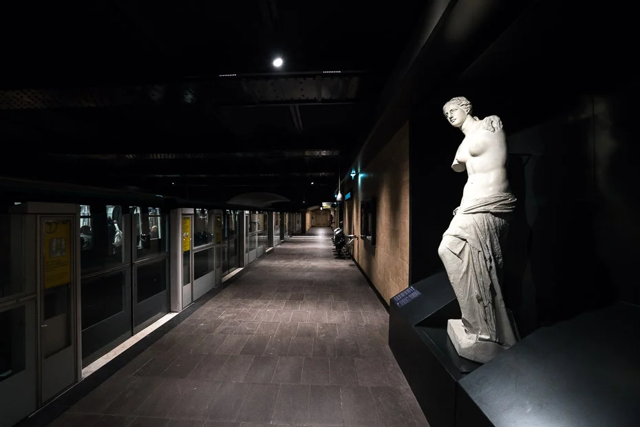 Louvre-Rivoli-metro-station-paris.jpg