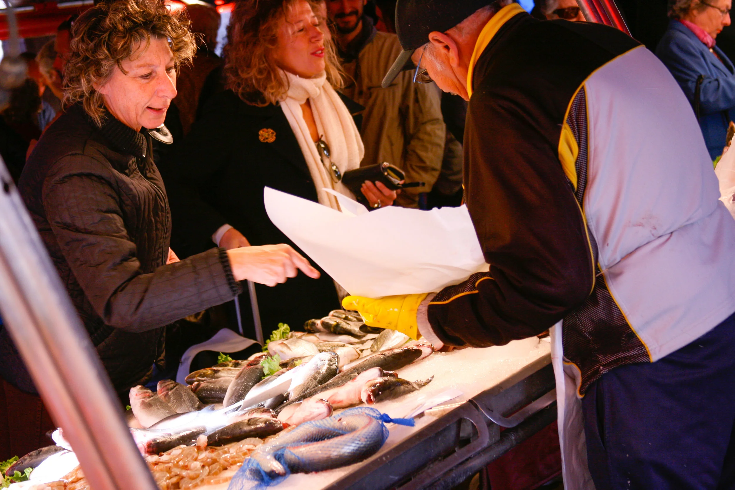 Buying fish at the Mercati di Rialto