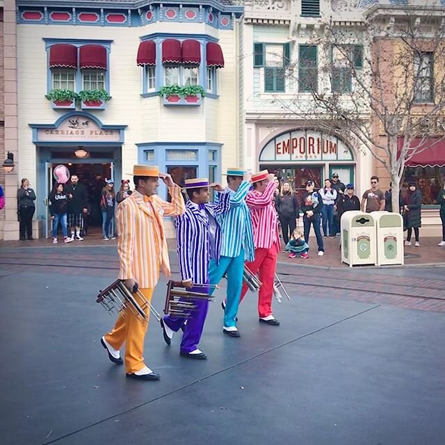 I love the #dapperdans ! They are such a charming piece of Disneyland! Bambino cackled at every corny joke, too. He loved their performance! @disnerd1955 it was sooo good to see you do your thing! You were fabulous! See you again soon! ❤️