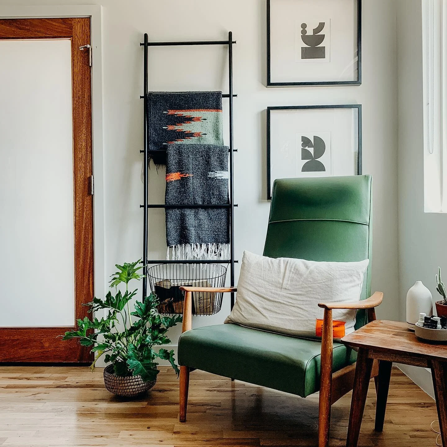 🍻 here&rsquo;s to a place we never actually got to live in haha onto new beginnings 🙌🏽 #wherestheelectricitythough 👀