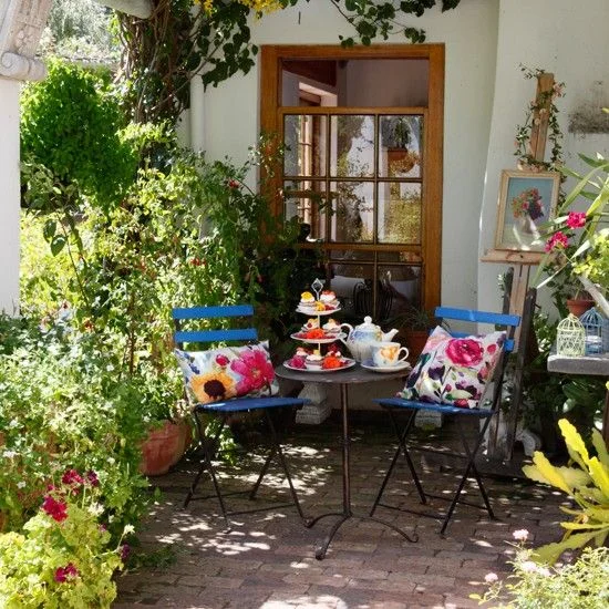color.me.quirky. outdoor living & lounging
