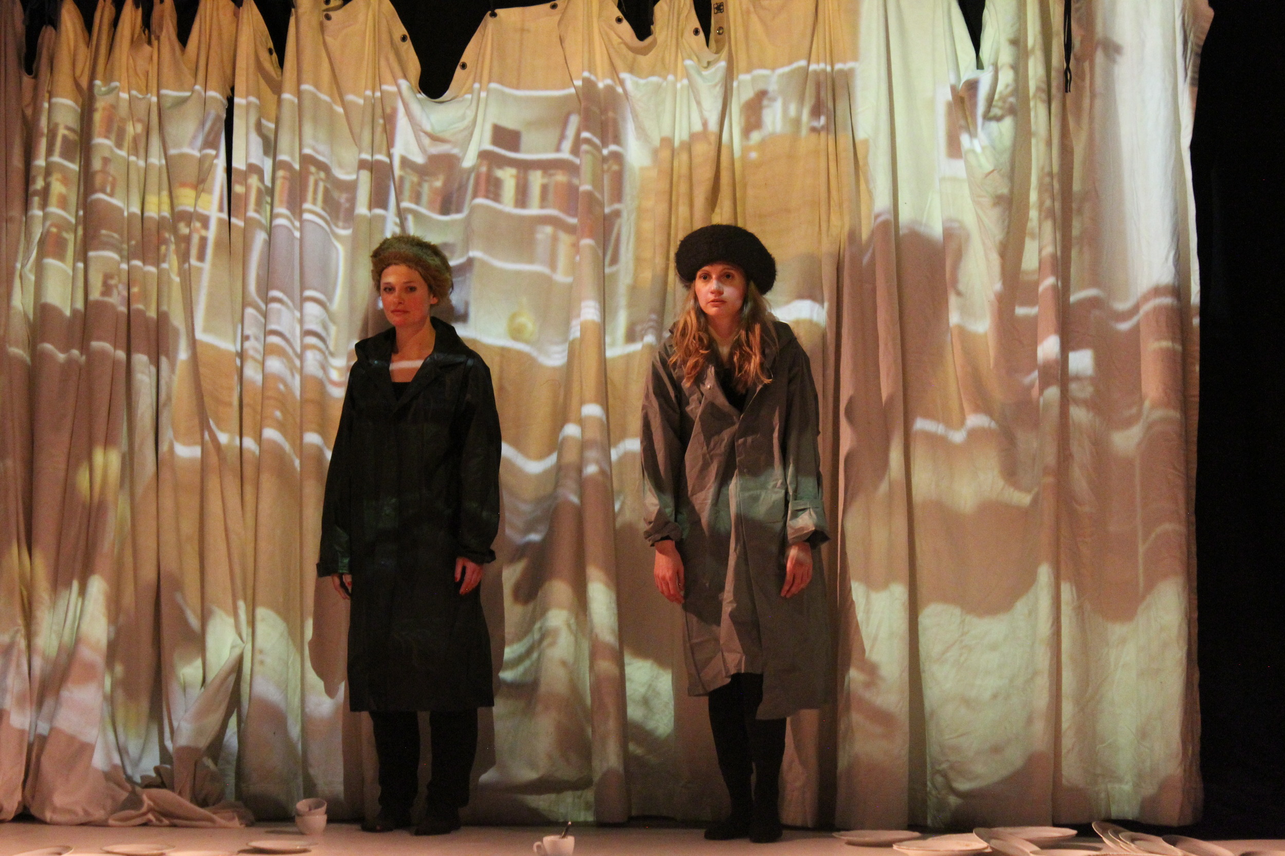 Ines Schiller und Carolin Millner (wegen Krankheitsausfall von Regina Vogel bei der Kalstart Pro Aufführung in Hamburg) in "Truthahn und Knochen und Essen und es gefiel uns" von Gertrude Stein