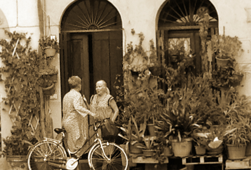 Nonnas exchanging gossip in Lucca