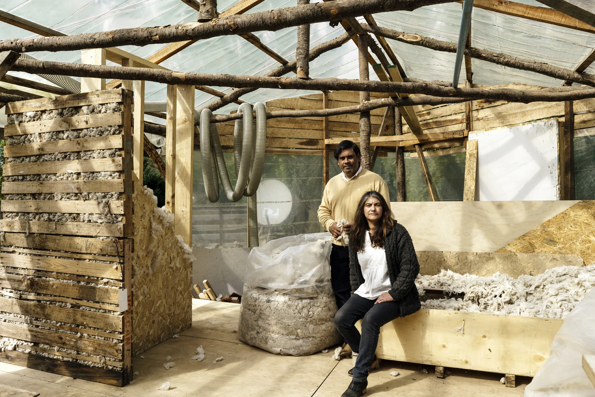 María de los Ángeles Lobos y Andrés Villouta Aislante Natural Región de Aysén Lanarq es una empresa fundada en 2015 en Coyahique por María de los Ángeles Lobos y Andrés Villouta, arquitectos que diseñaron, fabricaron y certificaron un material aislante que utiliza fibra natural de lana de oveja de la región de Aysén. Su objetivo es mejorar la eficiencia energética de las construcciones, diseñando espacios más saludables y confortables. Así se disminuye el consumo energético en calefacción o climatización. A través del círculo virtuoso de la lana, se aporta una relación más sustentable con el medio ambiente.