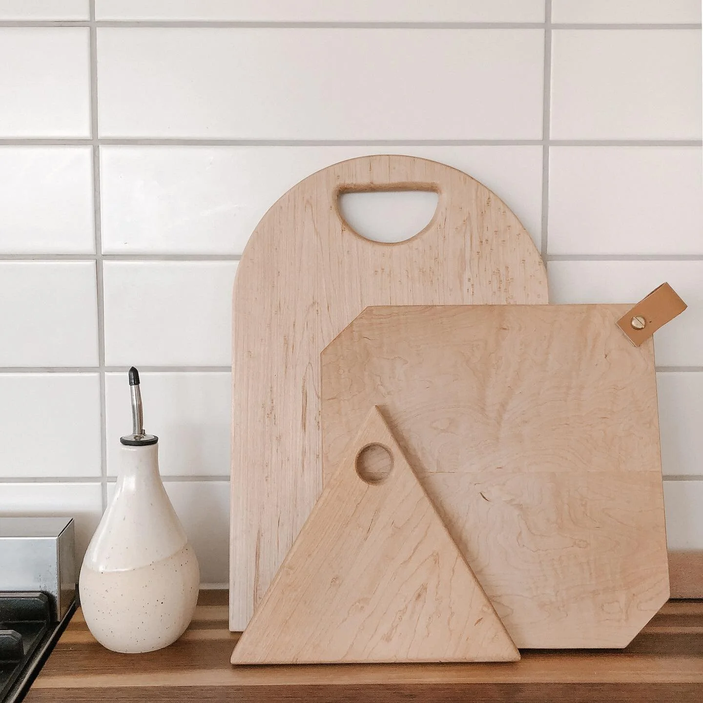 This little oil bottle is one of my favourite pieces to come out of the latest firing! It just makes me happy every time I use it. Anyway, that&rsquo;s all&hellip;.I&rsquo;m gonna make more of them soon. 🥰

#tokenhomegoods #tokenceramics
