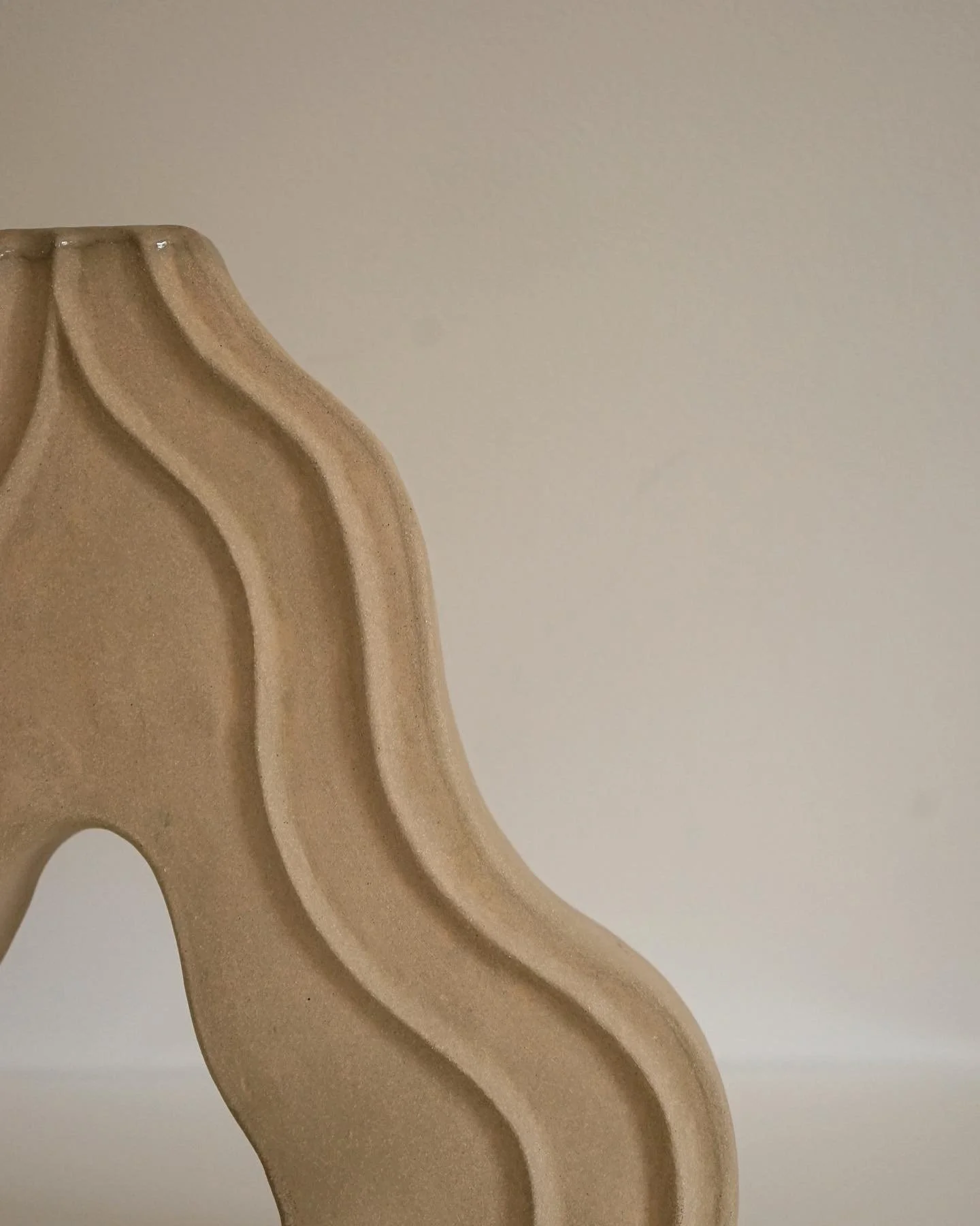 〰️ sculpture 〰️ 

Tan stoneware vase, 12 inches tall&hellip;..that&rsquo;s all.