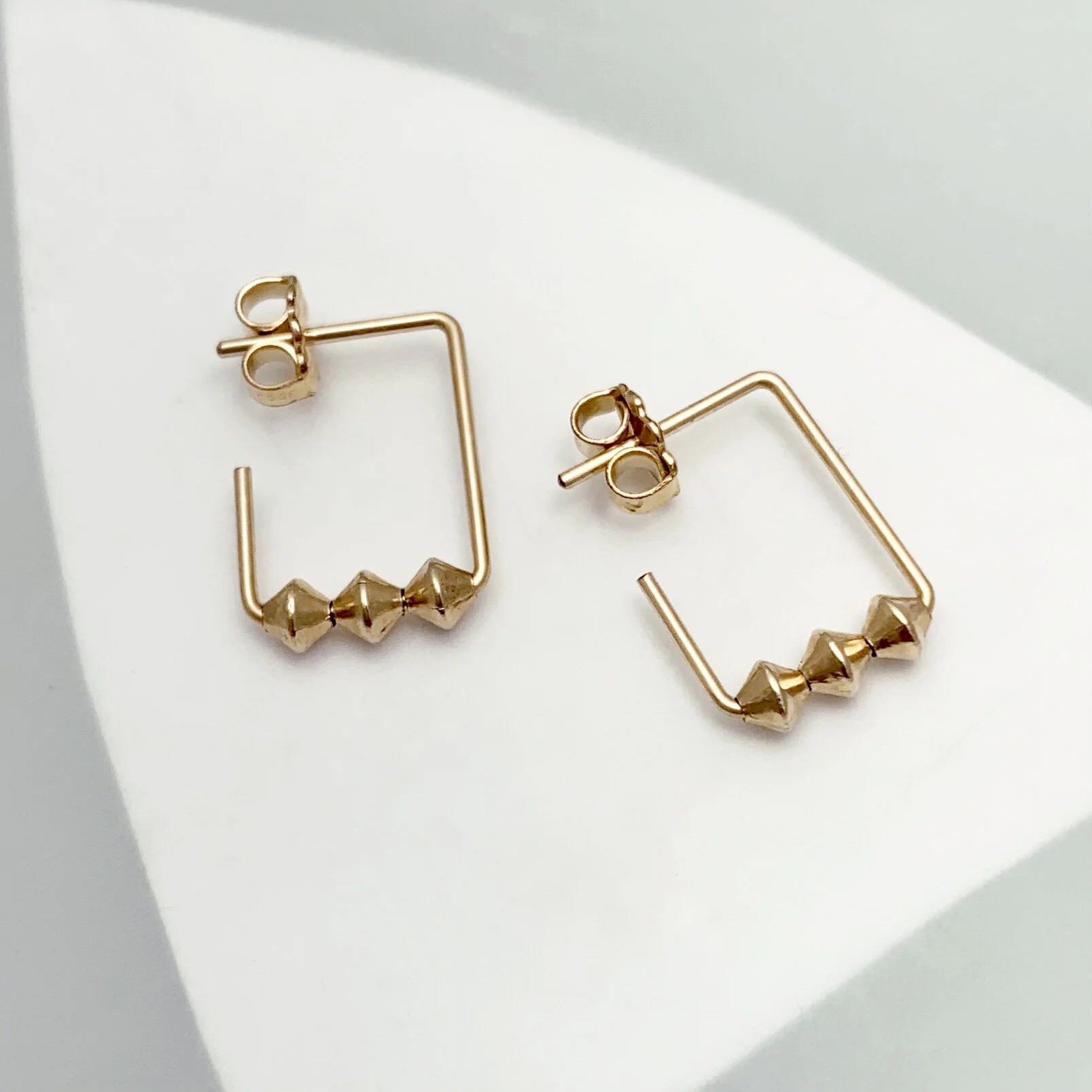 E77CD381-0E55-4AA8-AFA4-688CD110811E