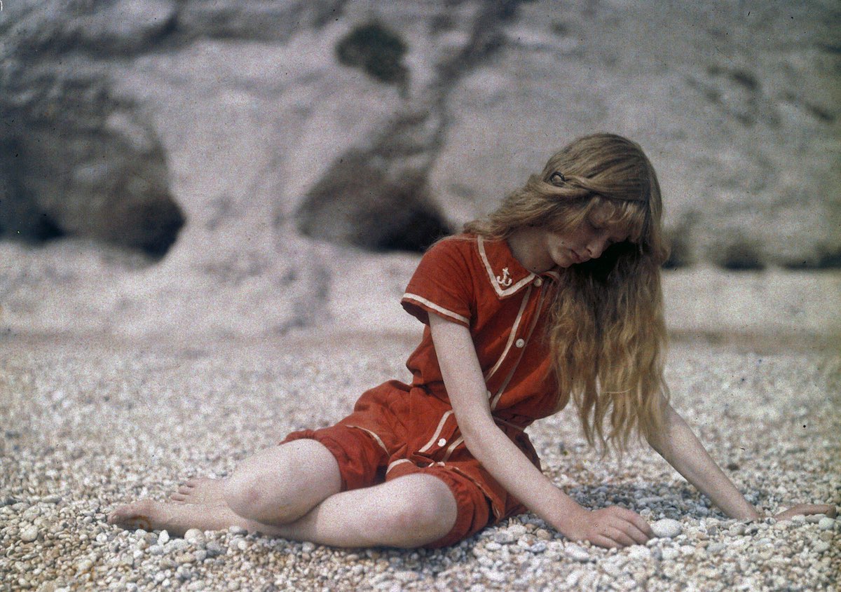 Christina's red swimming costume was almost certainly chosen because the Autochrome process rendered reds in a fabulously dramatic way.