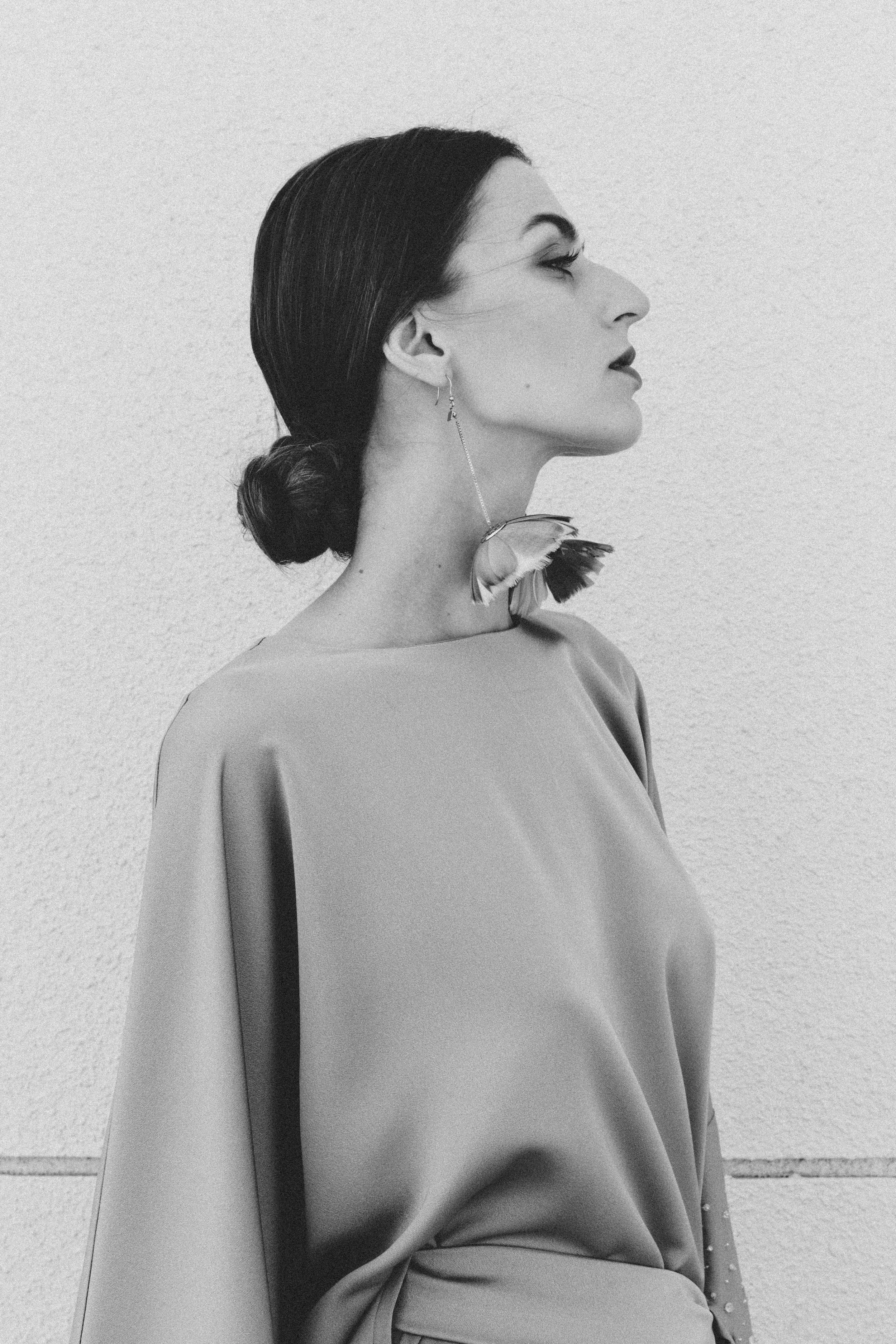 girl_with_grey_top-3.jpg