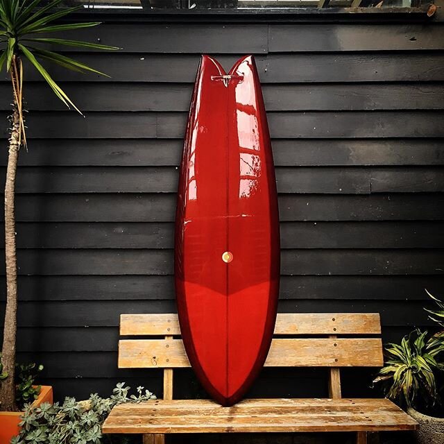 Burgundy tint 5&rsquo;7&rdquo; modern fish. Just a bit more pulled in tail for Stu as he wanted a little more performance feel. Single to double concave. Fast board, fast colour 5&rsquo;7&rdquo; 20 1/2&rdquo; 2 1/4&rdquo;
#beautiful #handmade #custom