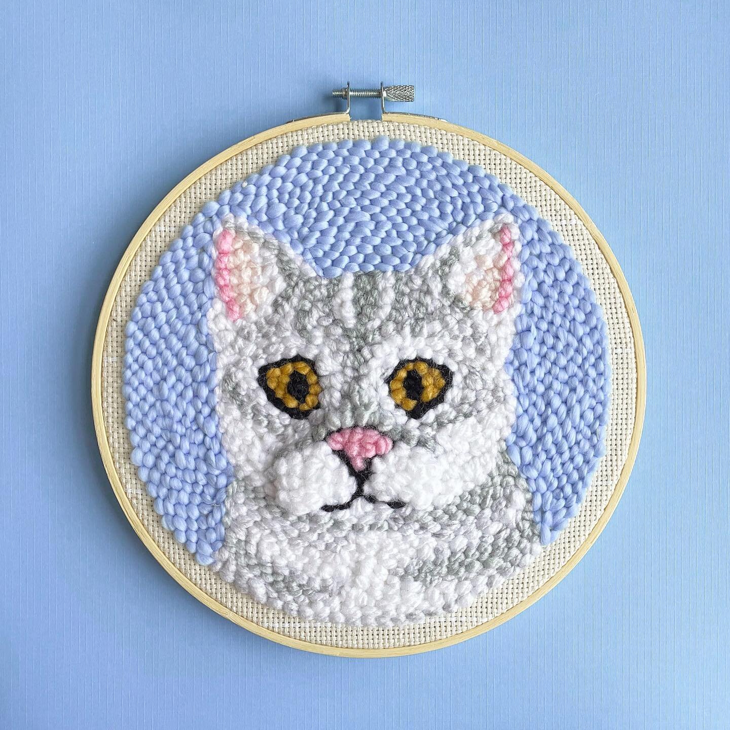 Feline sibling of my last post&rsquo;s pup! So freakin adorable 🌟 (see stories/highlights for the model🐱) #pickofthepunch #punchneedle #punchneedleart #punchneedleembroidery #punchneedlegang #petportrait #custompetportrait