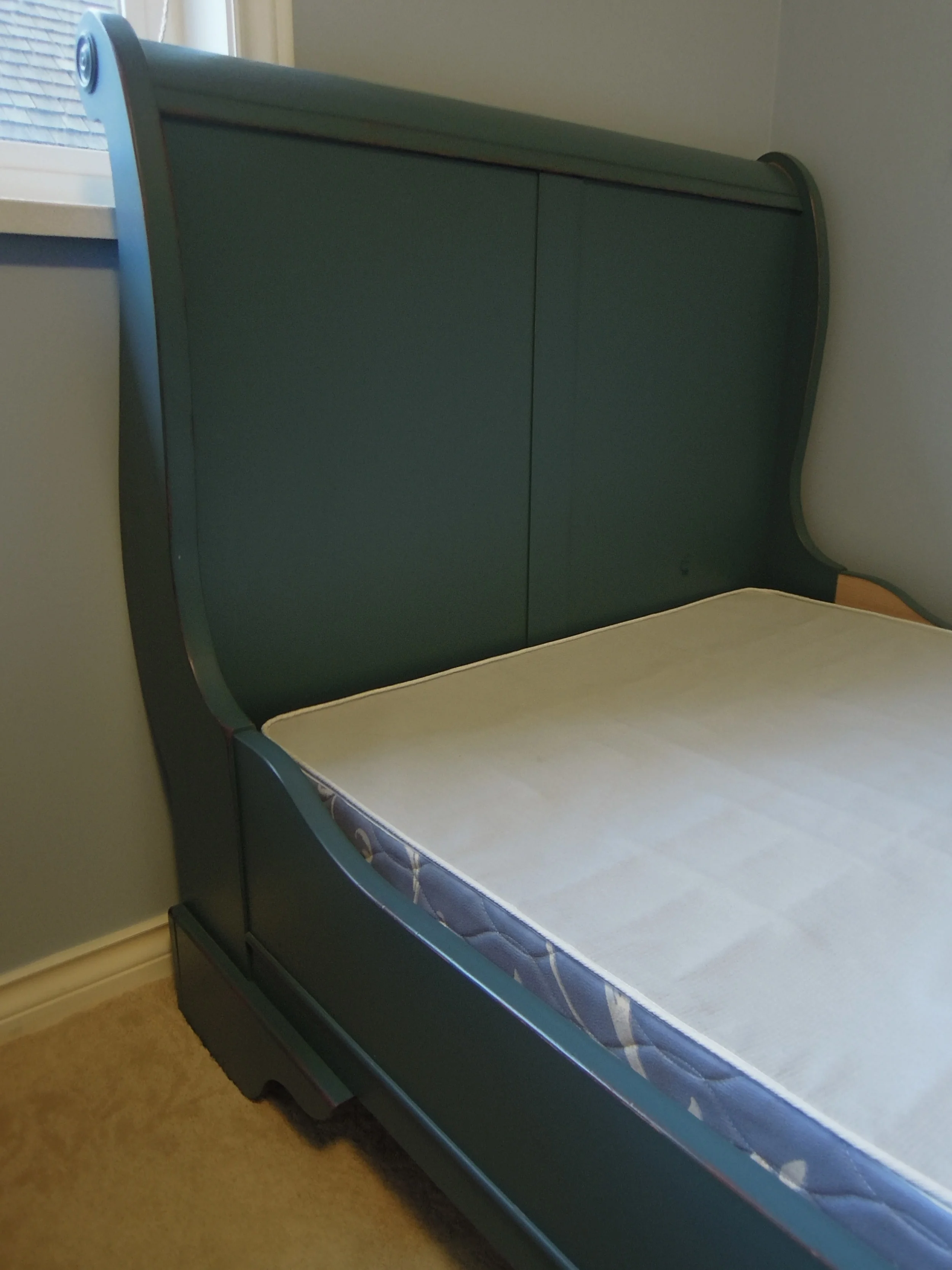 Sleigh Bed.JPG
