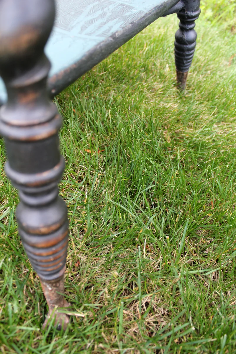 f_table_feet.jpg