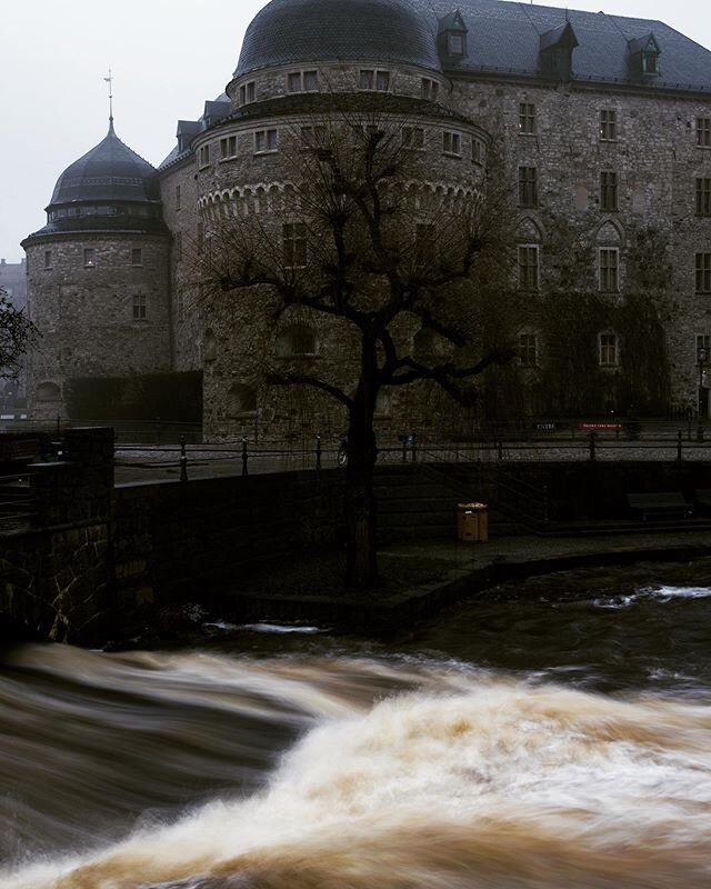 &Ouml;rebro Castle. #orebro #sweden #swerige #ruotsi #mistymorning #rain #water