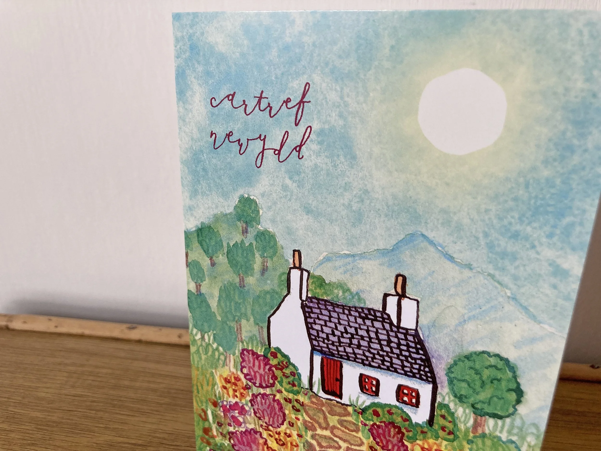 cerdyn cartref newydd ty ar y mynydd closeup.jpeg
