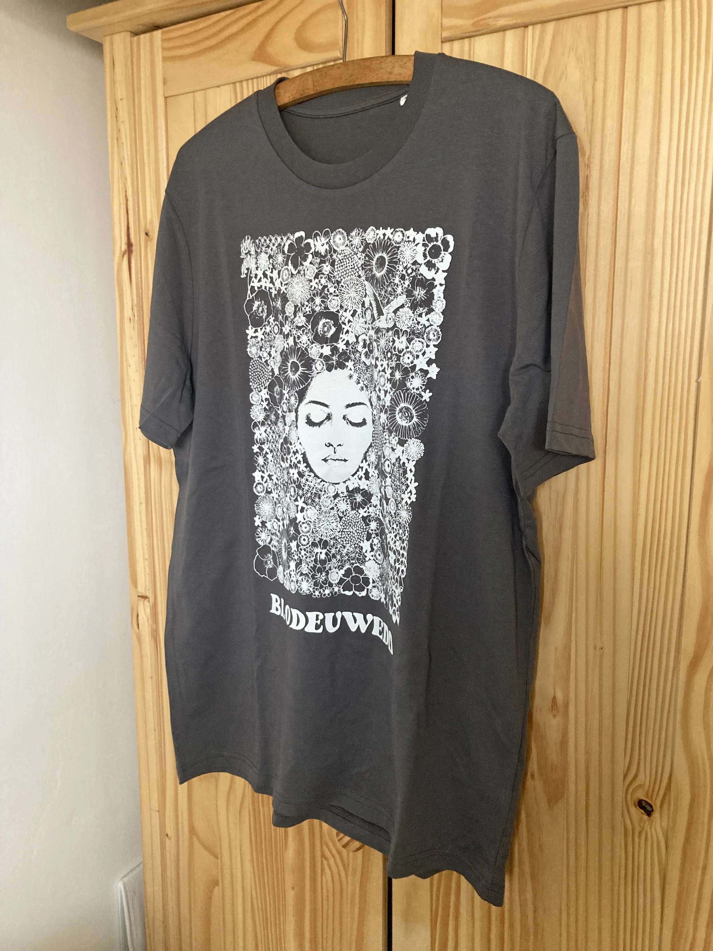 blodeuwedd tshirt anthracite main.jpeg