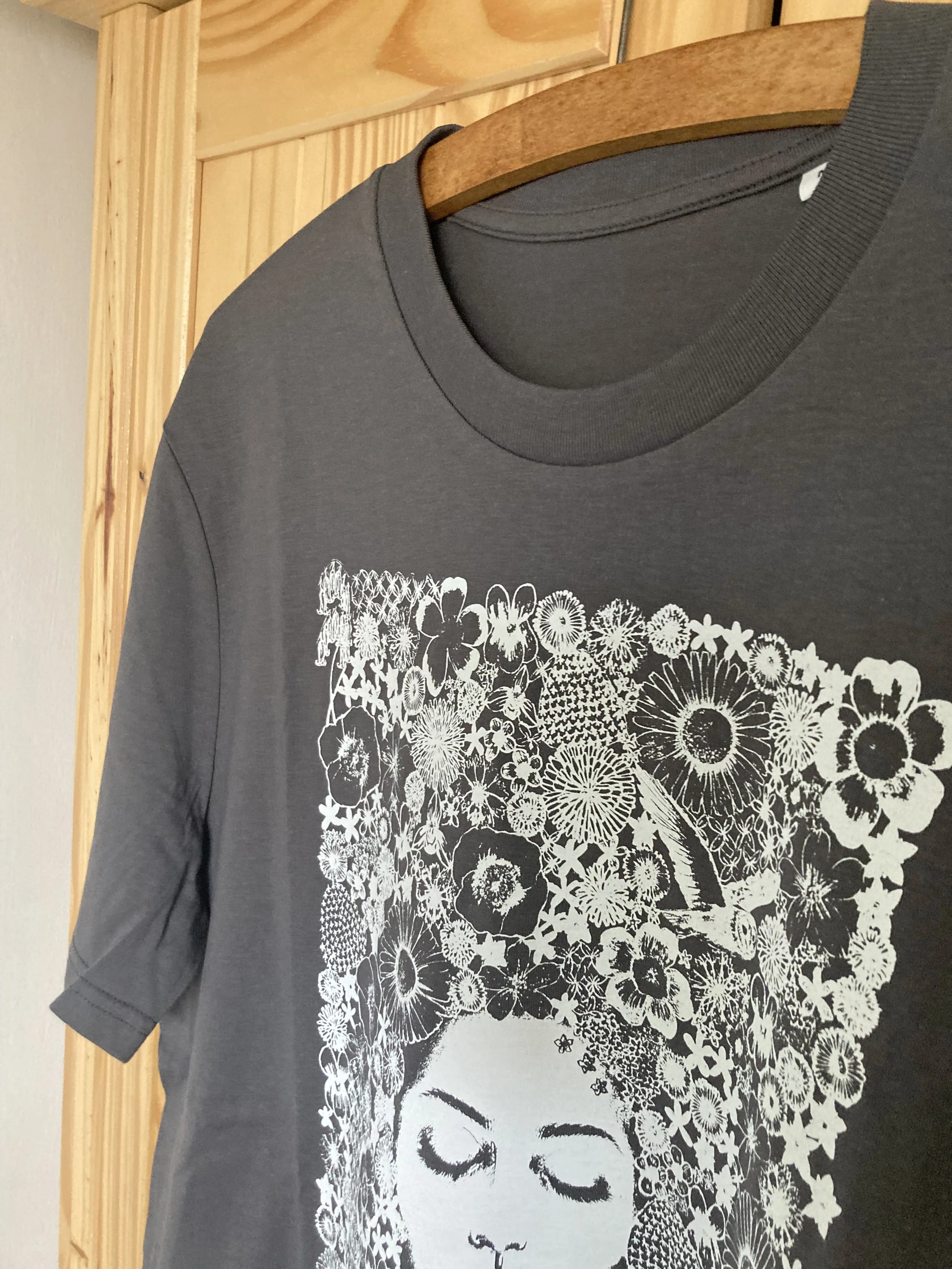 blodeuwedd tshirt anthracite closeup.jpeg