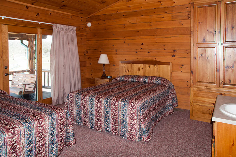 Bull Shoals Lake family vacation_Otter Creek Lodge bedroom