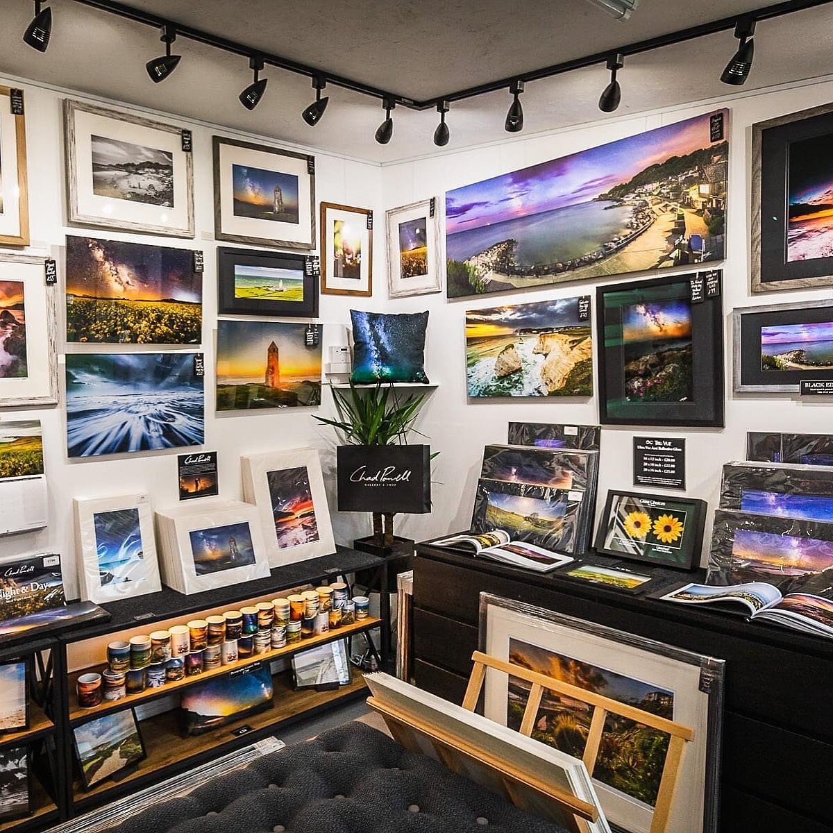 I am so happy to be able to open up my shop in time for the Christmas period. It's full of perfect gift ideas, framed pictures, tote bags, glass tableware, canvas prints, t-shirts, mugs and more!

Why not #shoplocal this year and spend a day at Arreton Barns, visiting many of the shops that are open, ending in a lovely dinner at The Dairymans Daughter!

@arretonbarns 
@fortune_leathercraft 
@hatterandhareiw 
@recycle_and_bicycle 
@sculptglass 
@isleofwightstudioglassltd 
@woodscraftstainedglass