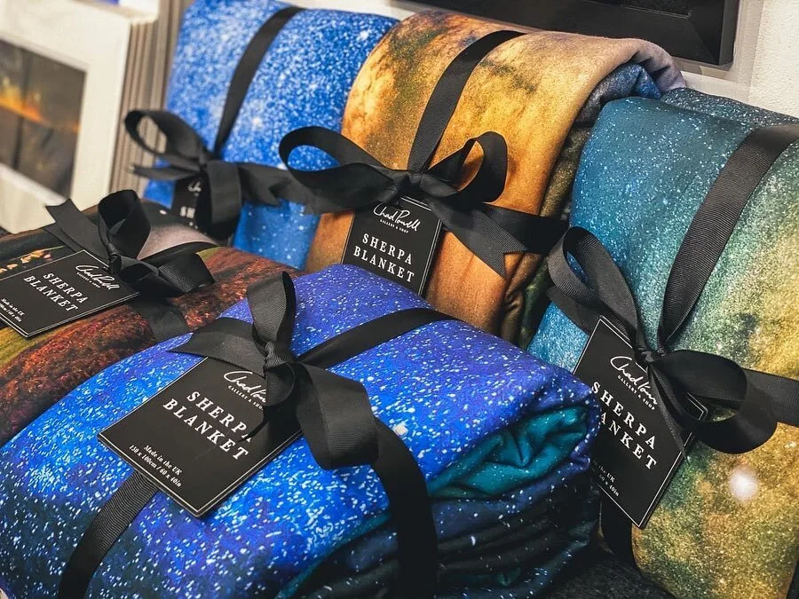 Better late than never? 

The perfect gift for winter, SUPER SOFT SHERPA BLANKETS! 😍

Each one features a vibrant night sky image backed in soft black sherpa and measures a generous 150 x 100cm 

Completed with a satin ribbon and hanging tag.

Orders received by Tuesday will arrive for Christmas!