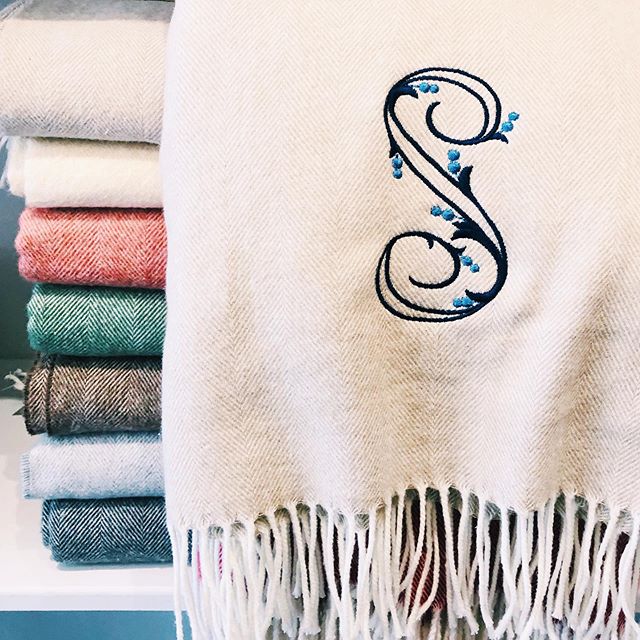 A cozy herringbone throw is one of our go-to gifts! Perfect for a grad’s college dorm or new city apartment or for a bride with her new monogram! #themonogrammedhome #monogrammed #throwblankets