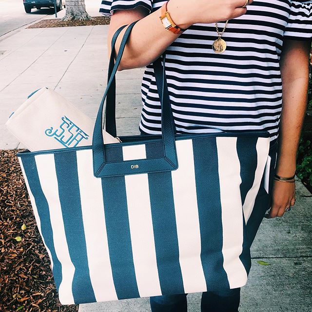 Resort Ready! Pack up for the beach in this gorgeous tote. The interior is lined so you can easily wipe out sand. Donโt forget to add a pouch to store sunscreen in! โ๏ธ #themonogrammedhome #monogrammed #memorialdayweekend #beachbound #resortwear #resortstyle
