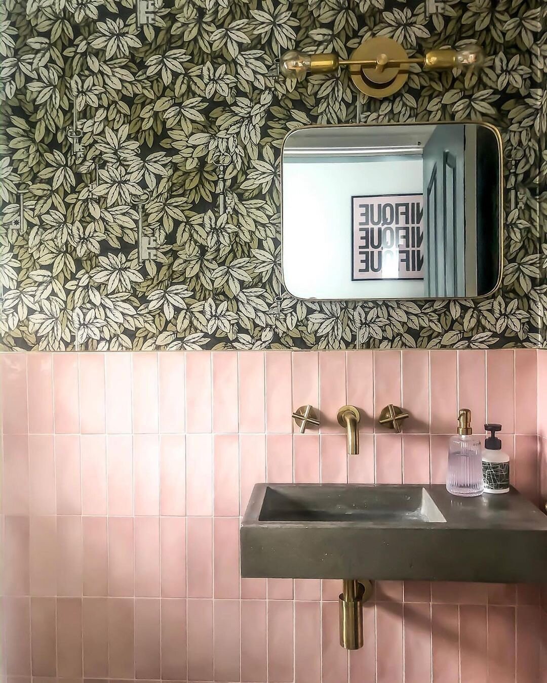 Cole & Son on Instagram “We love this perfectly paired palette of Chiavi Segrete 114_9017's lush Gilver & Gold foliage with soft rose ceramic tiles in…”.jpg