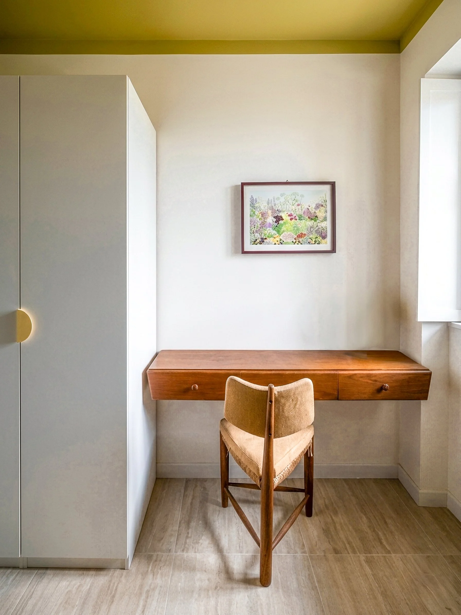 Guesthouse twin room desk.jpg