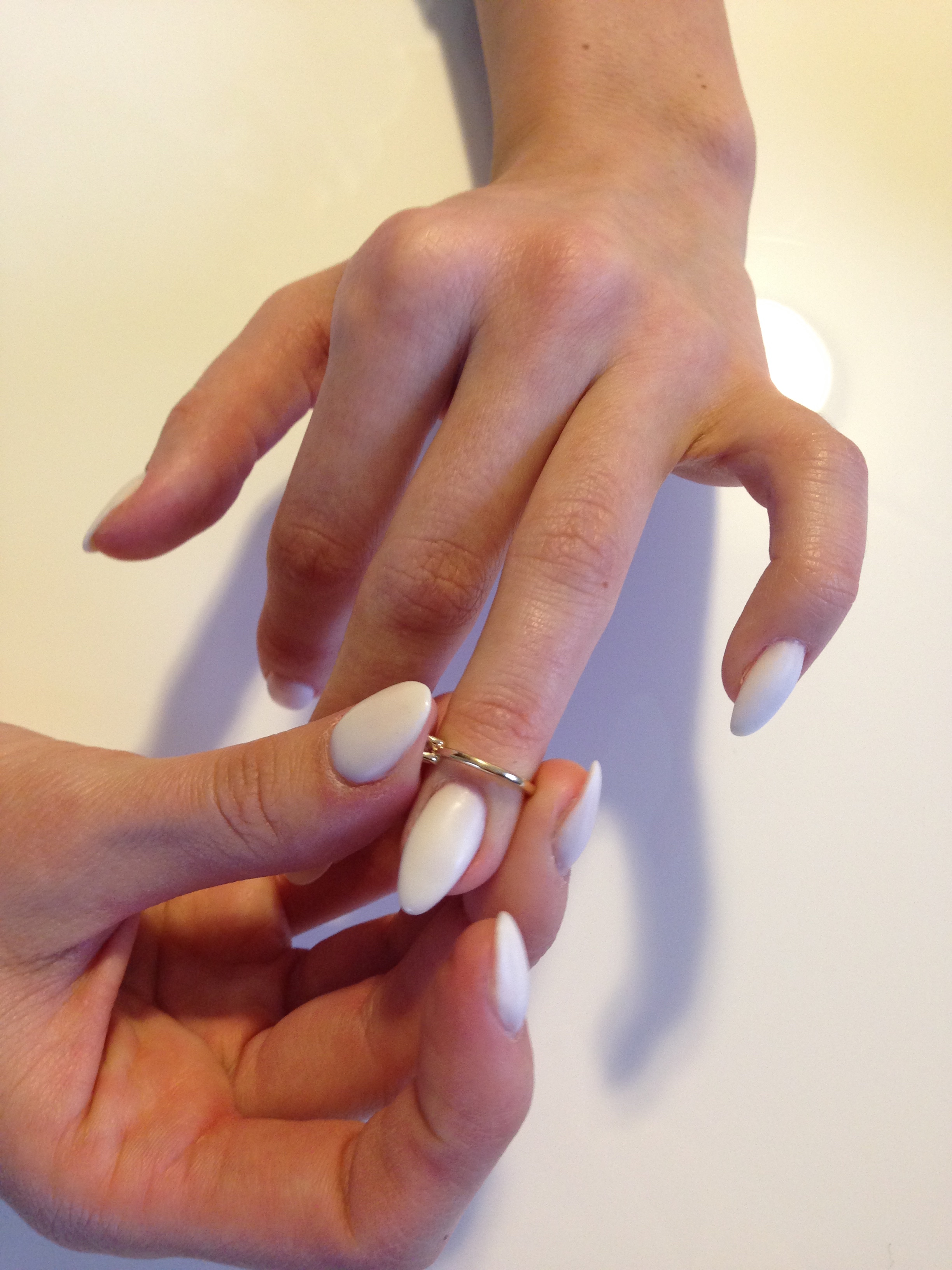 Placez la bague de phalange avec l'ouverture sur le côté ...
