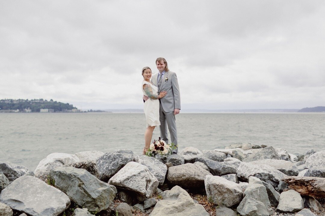 Last year was rough, but I'm still so thankful that I was able to shoot this little elopement last summer! It was a bit rainy that day, but that's what makes it a Seattle wedding! 💖🌧