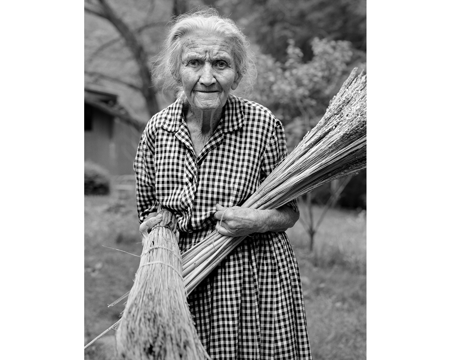 Mabel Cutshall broom straw handmade broom Appalchian photographer Tim Barnwell