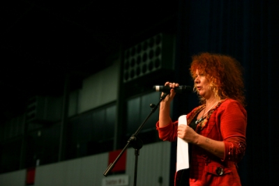 Carrie spreekt rechters toe.