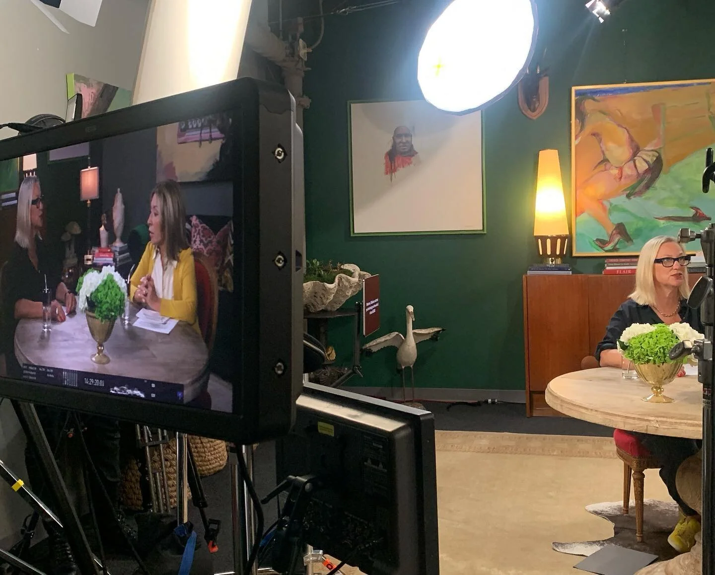 On set with @ghislaine_vinas - such an amazing designer ❤️.
#armaniluminoussilk #chanellipstick #tomfordblush #beccacosmetics #hmu #makeupartist #savannah #atlanta #videoshoot