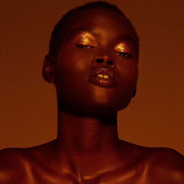 ALAKIIR 💥
Photographed by @kyrani #makeup @sonialealserafim .
.
.
#goddessenergy #goldensparkle #goldeyeshadow #goldlipgloss