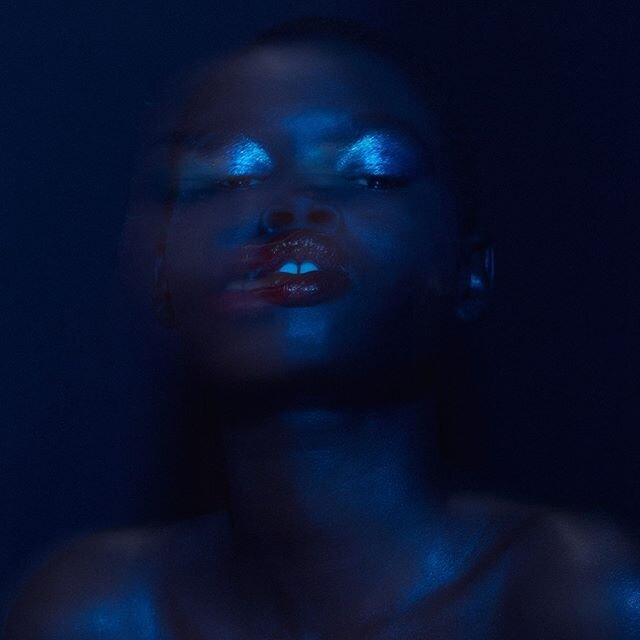 Stunning ALAKIIR 💙 @ala_kiir Photographed by amazing @kyrani #makeup @sonialealserafim .
.
.
#glittereyeshadow #glitterlips #glowingskinfinish #highlightsandlowlights #beautyshoot #vancouvermakeupandhairartist