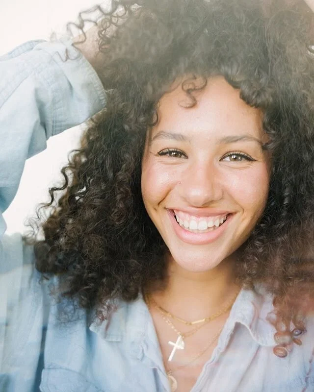“A smile is the best makeup any girl can wear.”
– Marilyn Monroe
.
.
.
Quarantine portrait session with the lovely and talented @june.jolie 
Photo: @aureliadamorephotography 
Styling & beauty: @june.jolie 
Session done in the ba