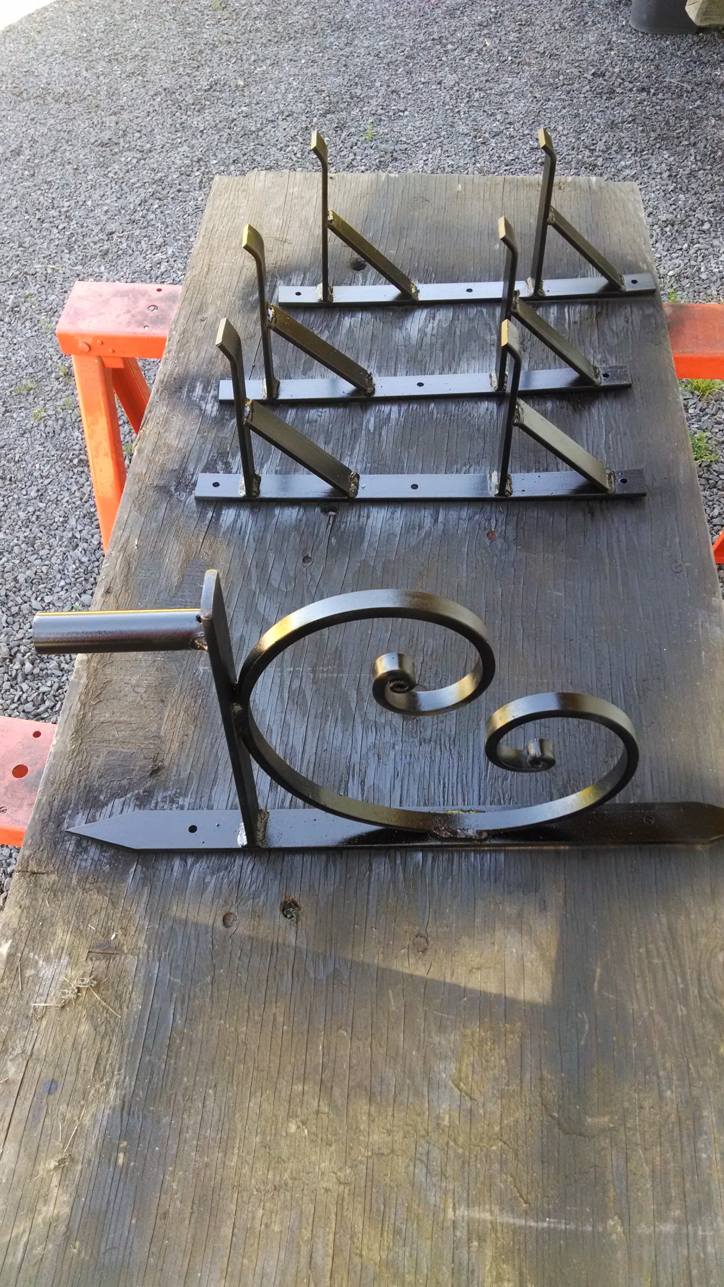 Production of metal material rack and bird feeder bracket. 