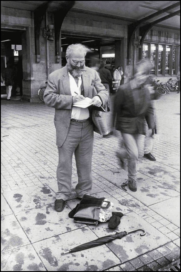 Oliver Sacks captures a thought in his journal at Amsterdam’s busy train station Image by Lowell Handler from On the Move