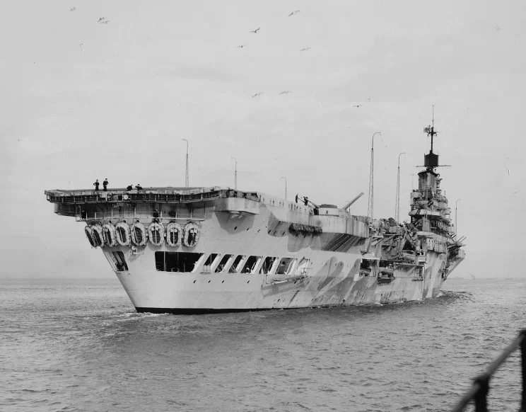 1941_11_21_indomitable_NorfolkShipyard, Virginia.jpg