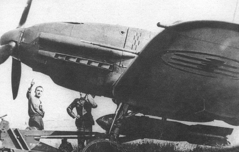 This picture is believed to show the experimental low-altitude armour-piercing bomb on a Re2001.