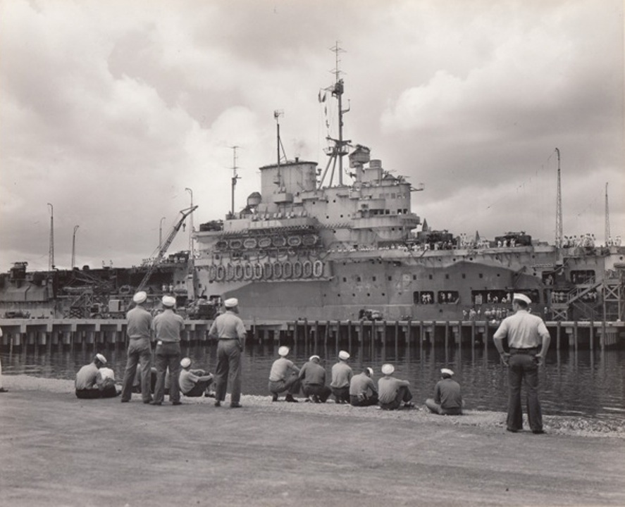US Navy sailors take a look at HMS Victorious, tied up at Ford Island, Pearl Harbour, in 1943.