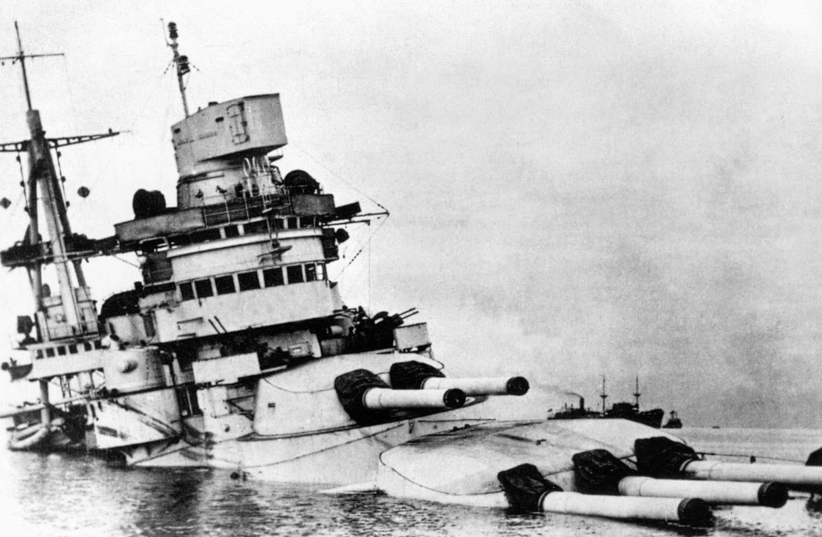 Conte_di_Cavour_sunk_after_Taranto_attack__12_November_1940..jpg