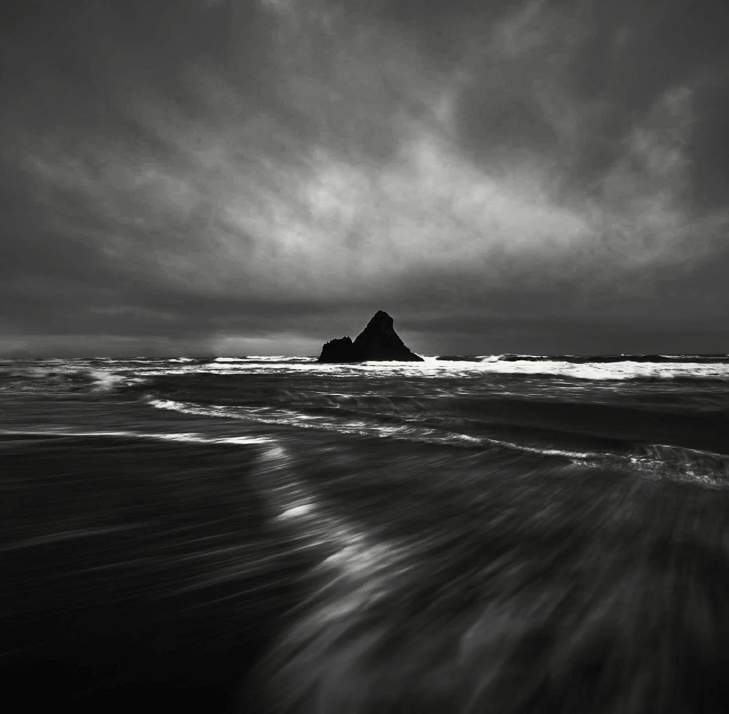 Karekare, words don&rsquo;t do justice to the dark dramatic beauty of this inspirational beach quietly nestled within the Waitākere Ranges. #karekare #nz #blacksand #aotearoa