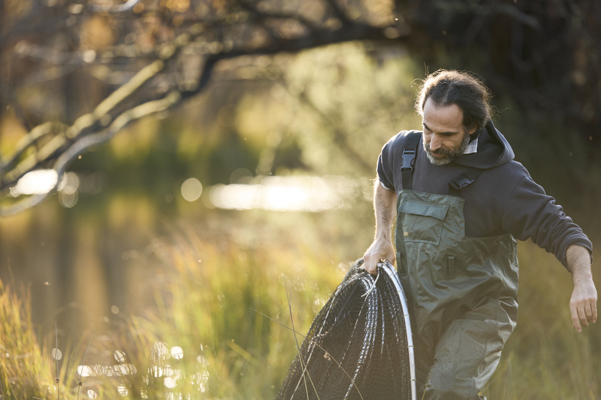  Setting nets during UNSW platypus rewilding research program. 