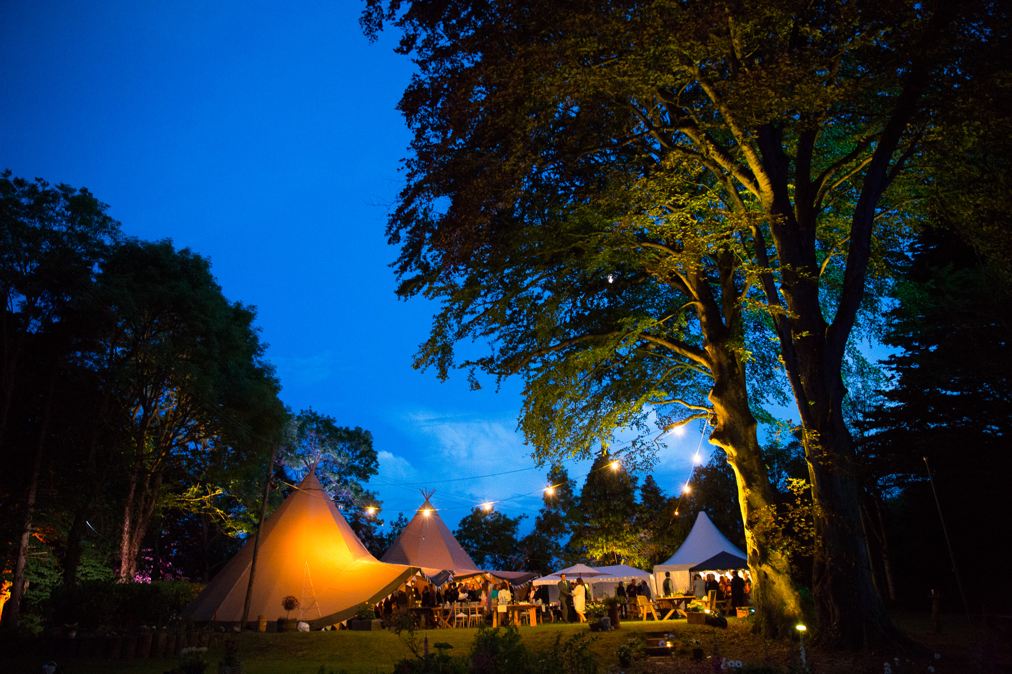 clairebyrnephotography-DIY-tipi-backyard-fun-wedding-209.jpg